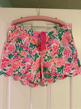 Floral Scallop Hem Women's Shorts - Pink Multi butt